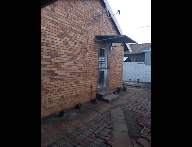 2 BEDROOM CLUSTER FOR SALE IN ELANDSPOORT